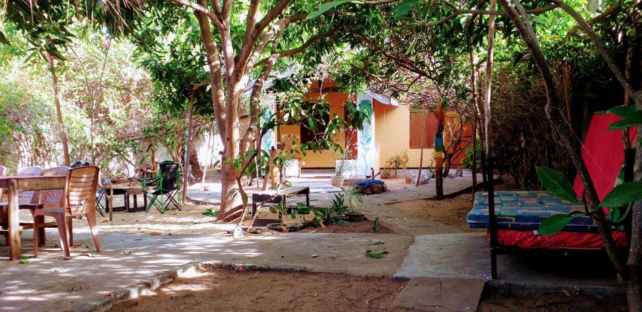 Little Bay Arugam Bay Hostel Exterior photo